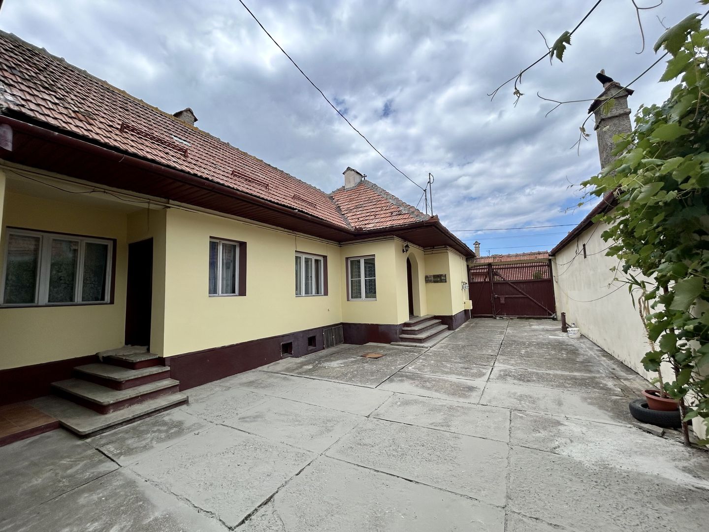 Pensiune cu potențial deosebit, vedere spectaculoasă spre Piatra Craiului - Poză 3