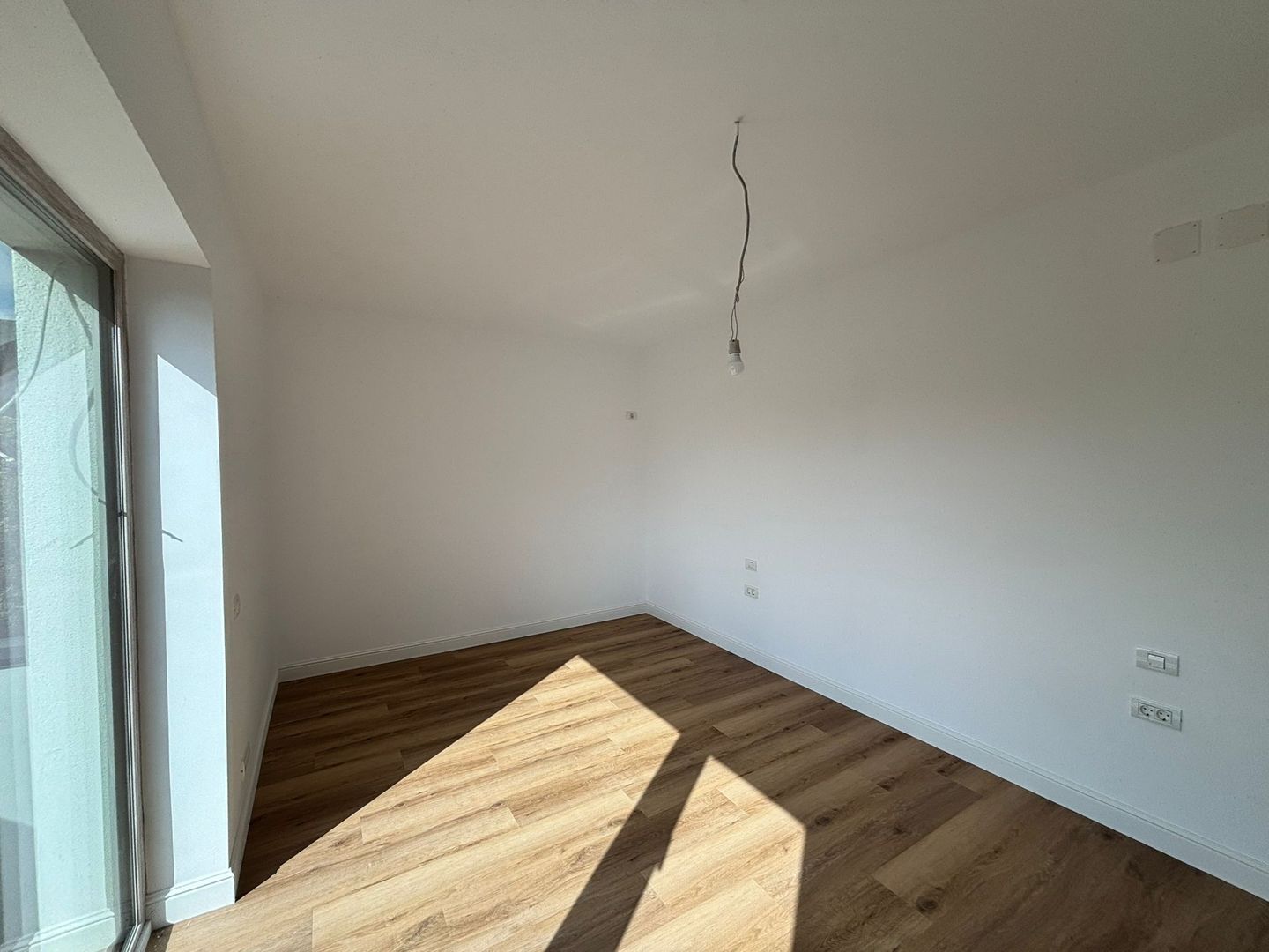 4 Camere I Spatios I Loc Parcare - Poză 3