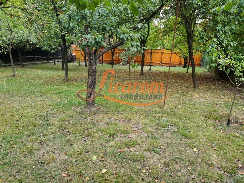 Proprietate individuala-3 apartamente,spatiu comercial,garaje,gradina,curte - Poză 2