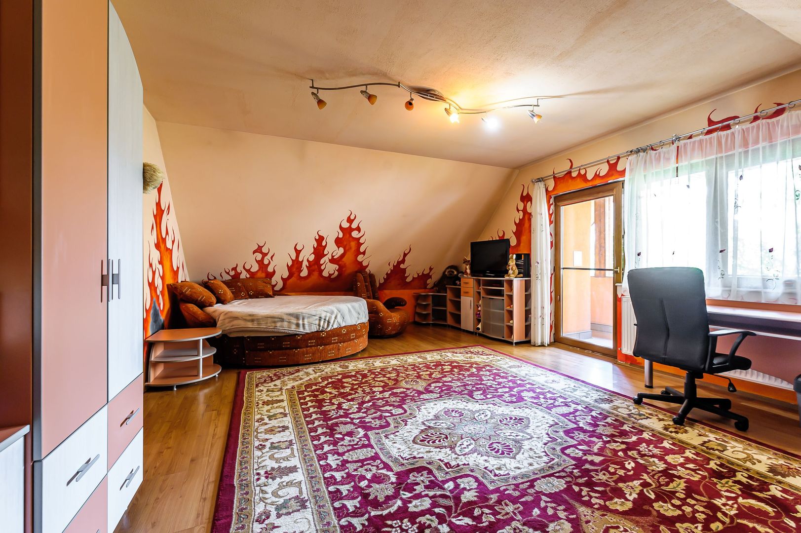 Casă superbă cu 6 camere, gradină și terasă, în centrul Aradului. - Poză 9