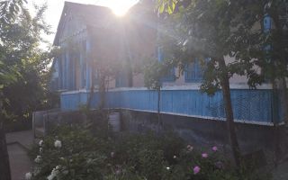 Casă bătrânească de vânzare în Totoiești – teren intravilan 2128 mp, cu fântână, beci, anexe și livadă - Poză 1