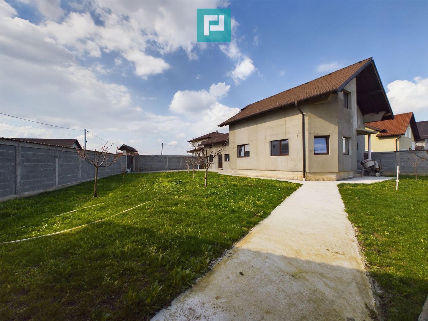 Casă la gri în Livada - Poză 1