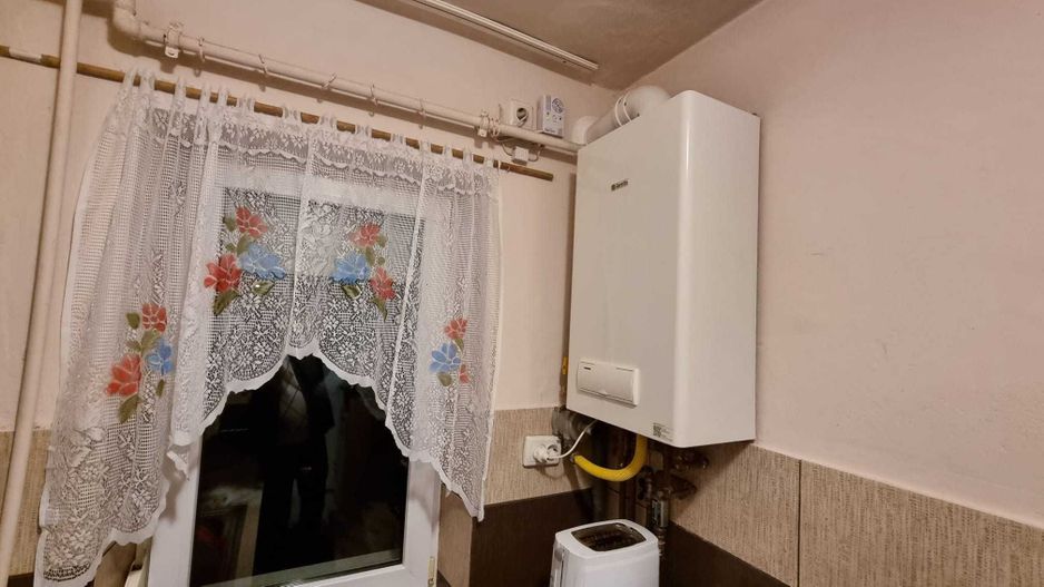 apartament de vanzare 3 camere izolat mobilat - Poză 6