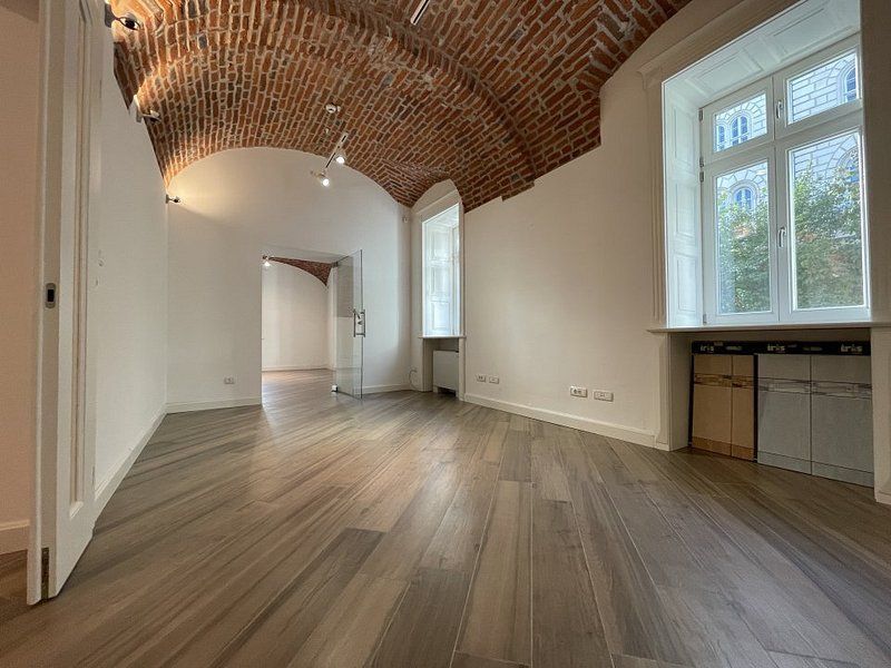 Spatiu birou in cladire istorica restaurata - Poză 5