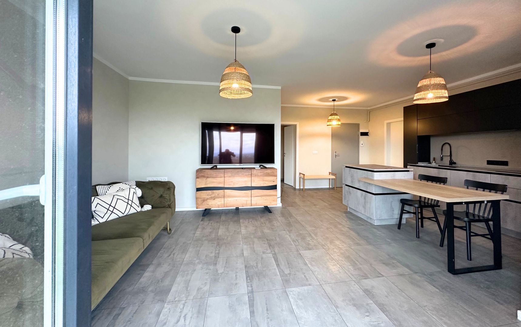 Apartament 2,5 camere chic cu grădină balcon vitrat și mobilier premium - Poză 1