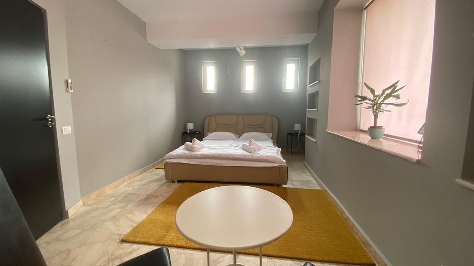 Apartament -220mp + terasa 200mp sector 4 Pasaj Marasesti an bloc 2000 - Poză 1