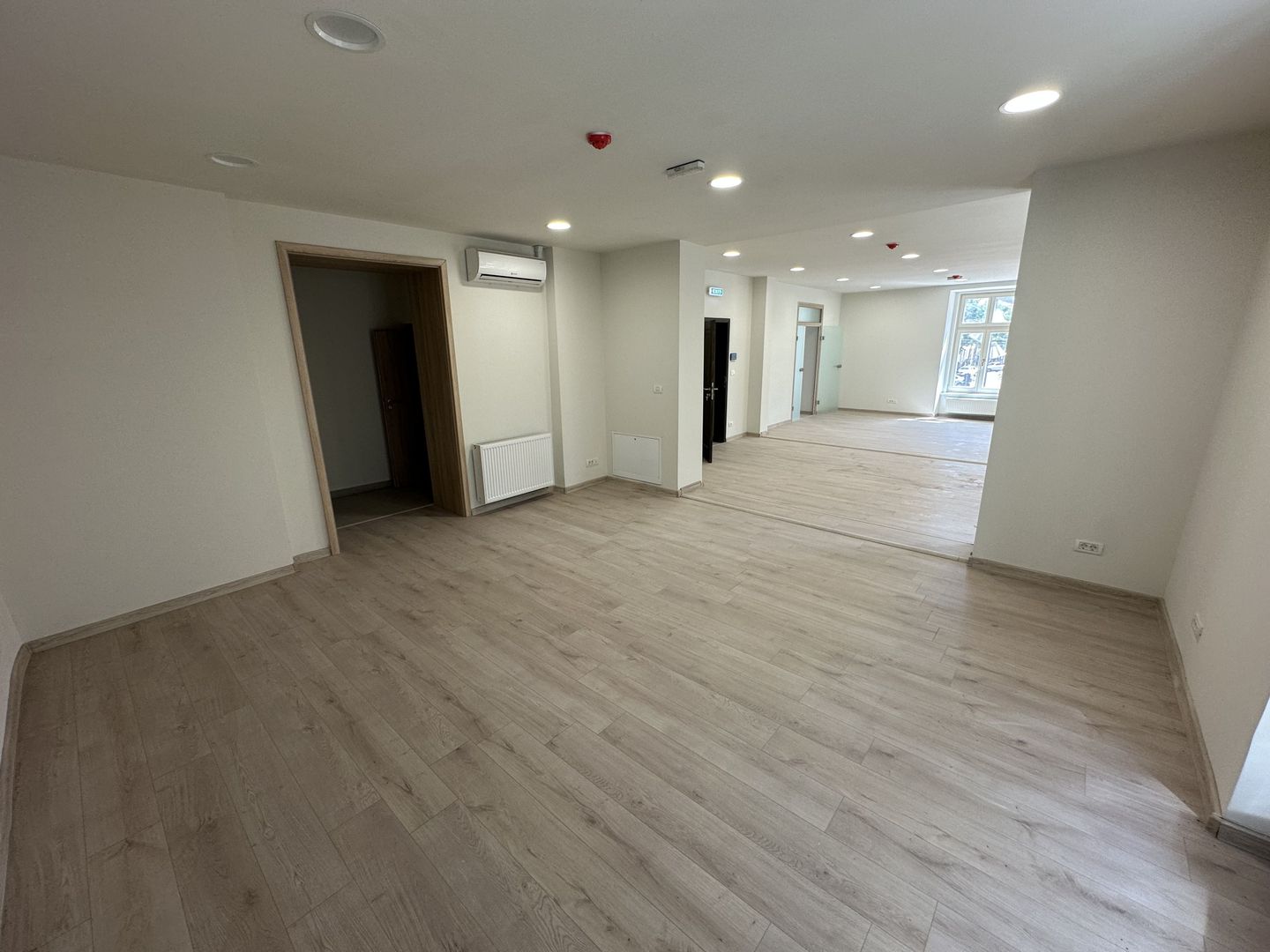 Saptii de birouri Ultracentral supraf. de la 28pana la125 mp - Poză 7