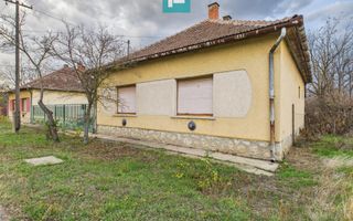 Casă cu 3 camere și potențial în Nagybanhegyes - Poză 1