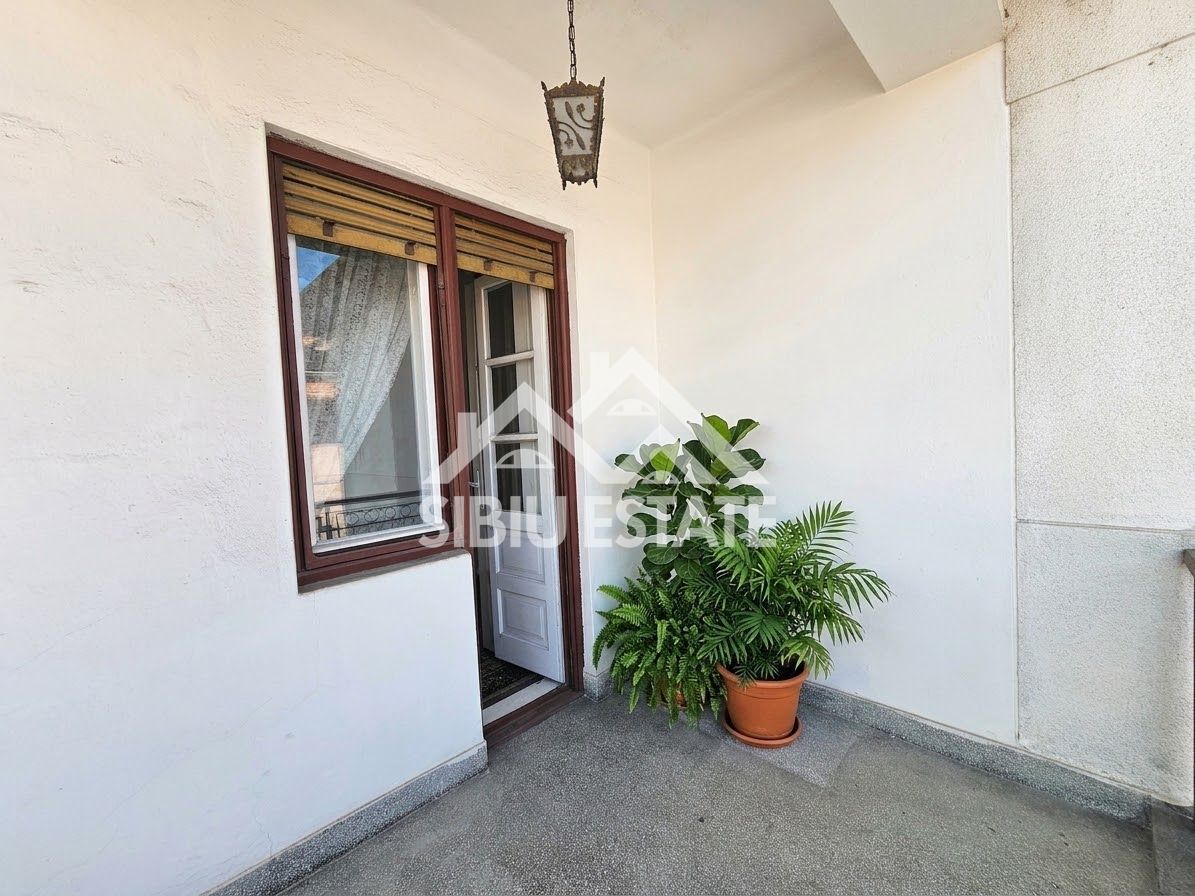 Casa Sibiu central 5 camere, 4 bai - Poză 18