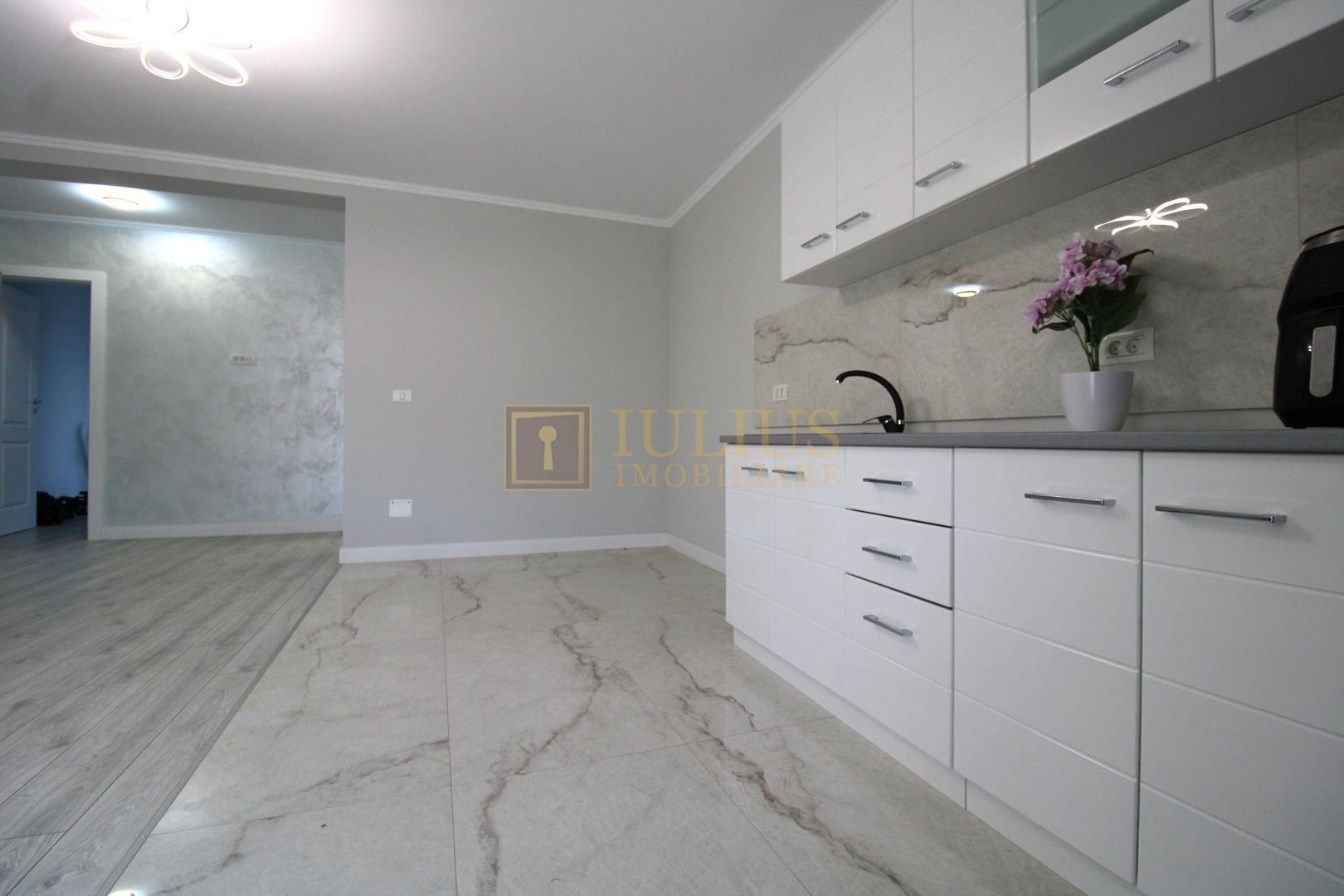 Curte, 4 apartamente, 8 camere, perfectă pt activități educaționale-Dumbravita - Poză 9