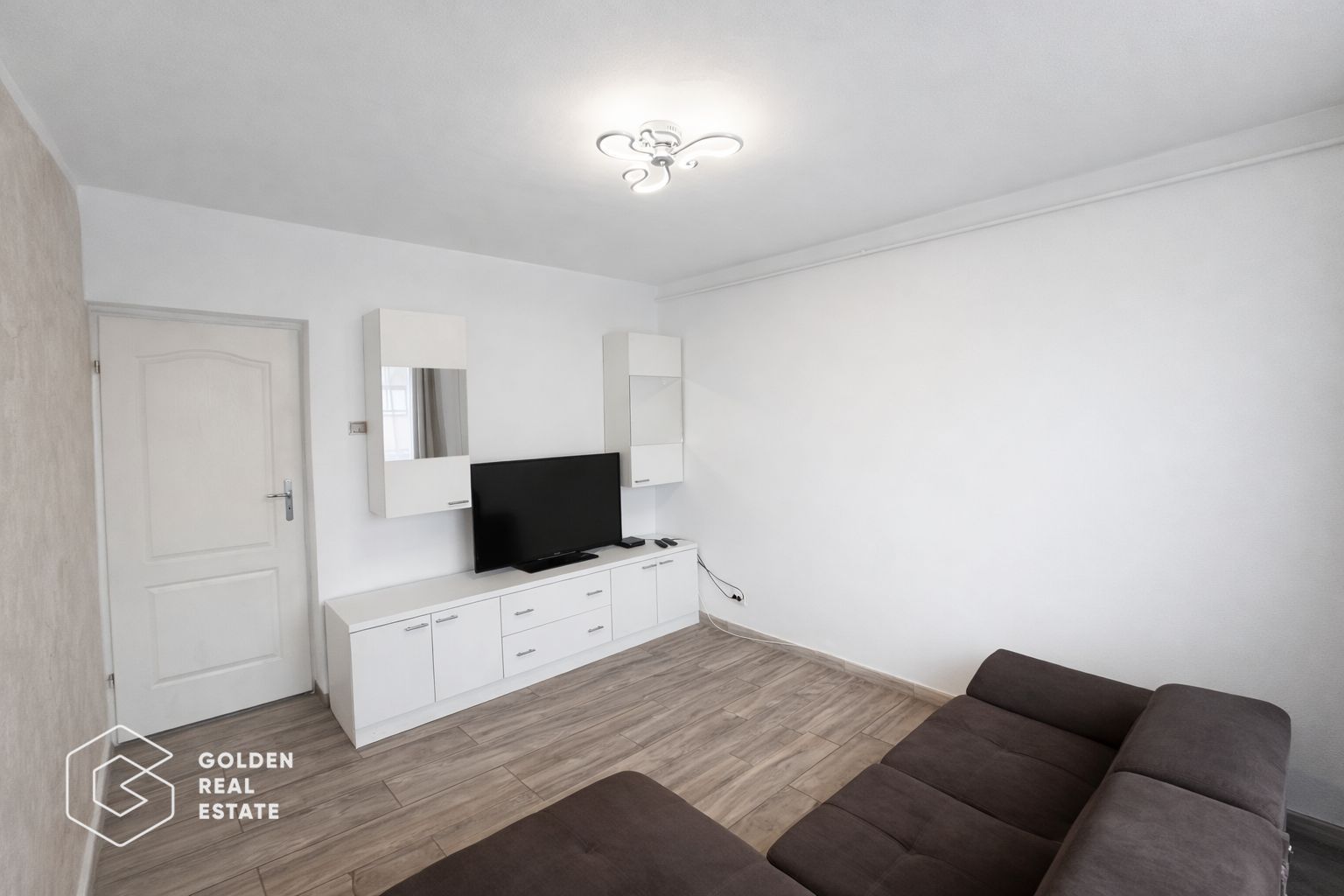 Apartament 2 camere, Piata Mica, renovat recent si loc de parcare inclus - Poză 1