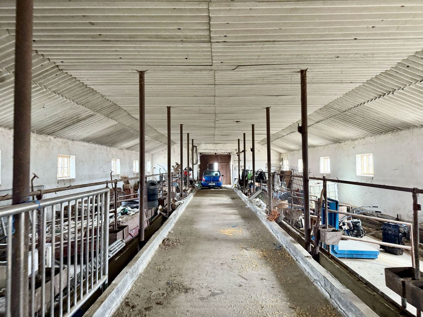 Pret redus Teren generos cu grajd nou in Varsand - Poză 3