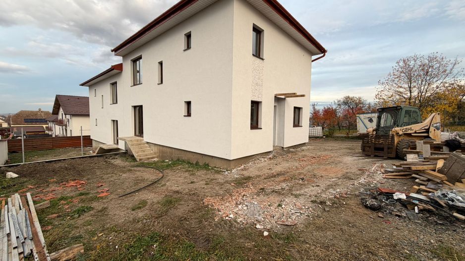 Casa MODERNA cu 300 mp in Sura Mica - Poză 2