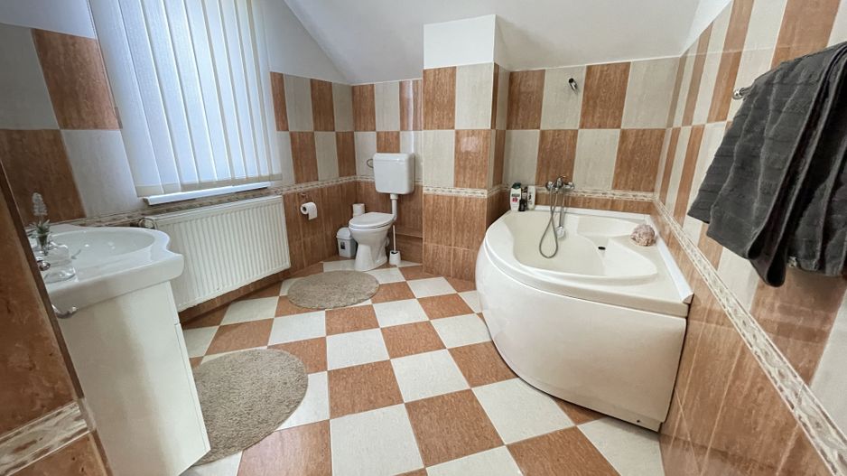 Casa spatioasa cu spatiu de relaxare-zona Blascovici - Poză 22