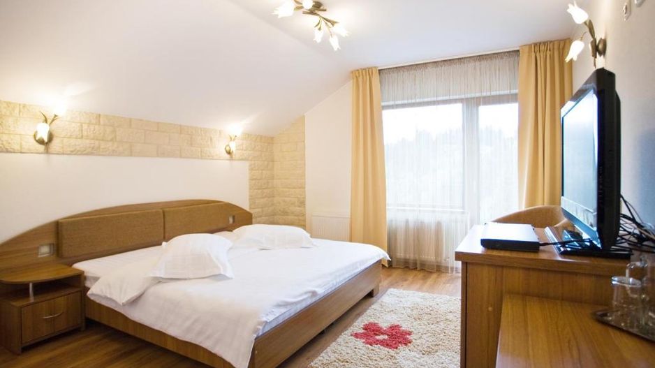 Domeniu turistic, zona pitoreasca, priveliste, aer curat, Fundata, Brasov - Poză 19