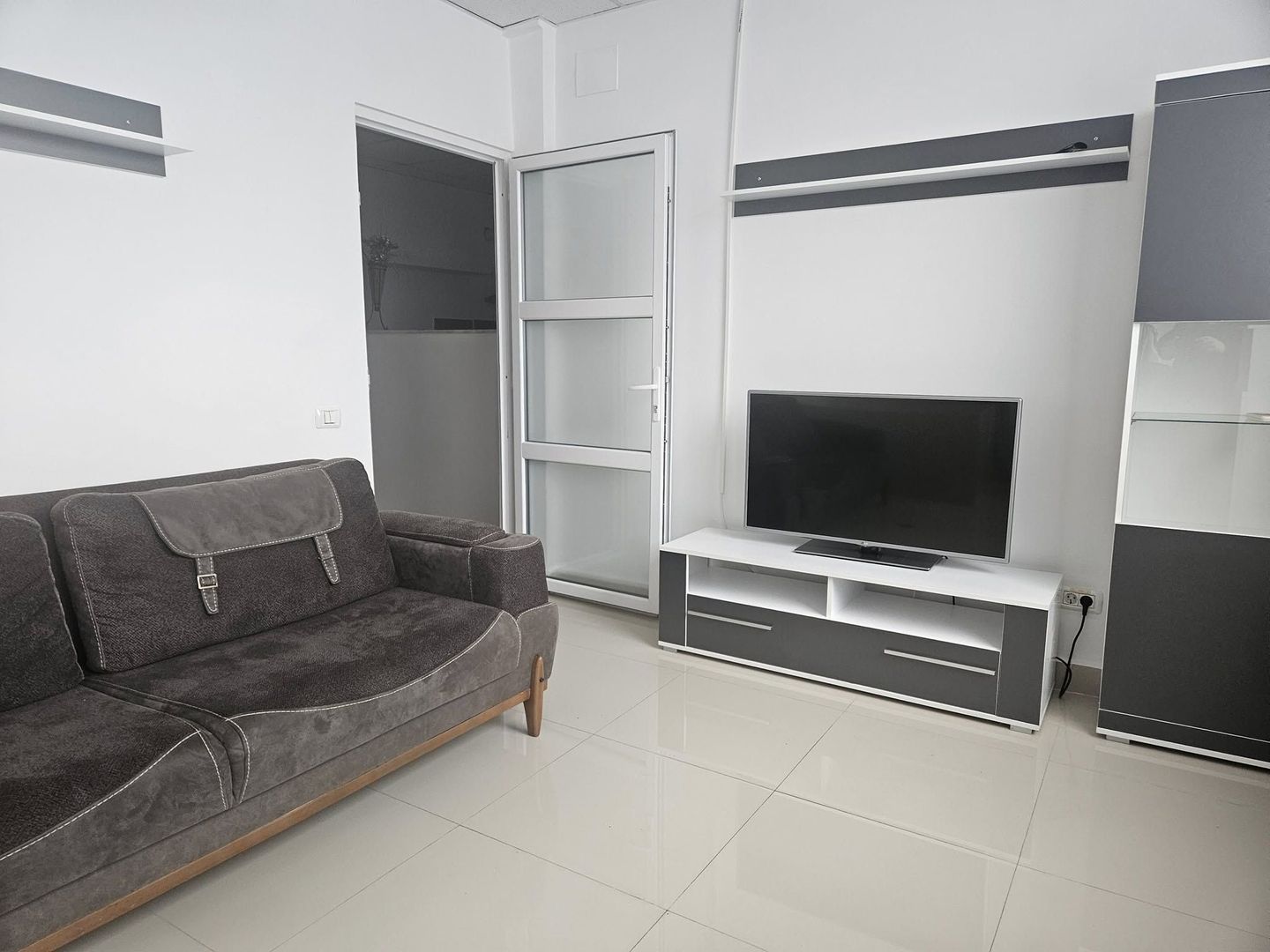 Spre Chirie - apartament 3 camere , etaj 1 in Vila - Poză 1