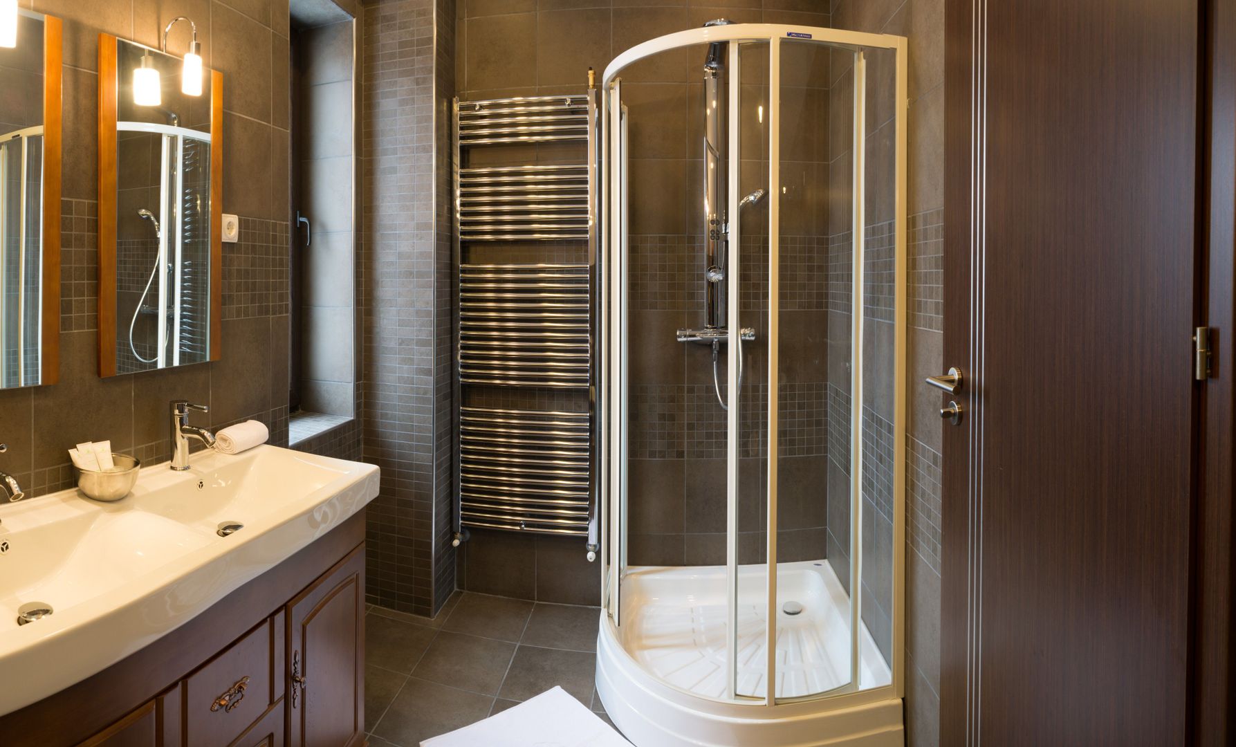 CASA DE LUX ÎN ZONA LIVEZENI - Poză 11