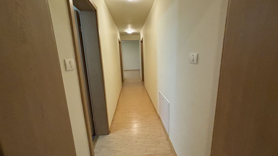 Vila spatioasa ideala pentru diferite activitati sau ptr.locuit -NEMOBILATA - Poză 8