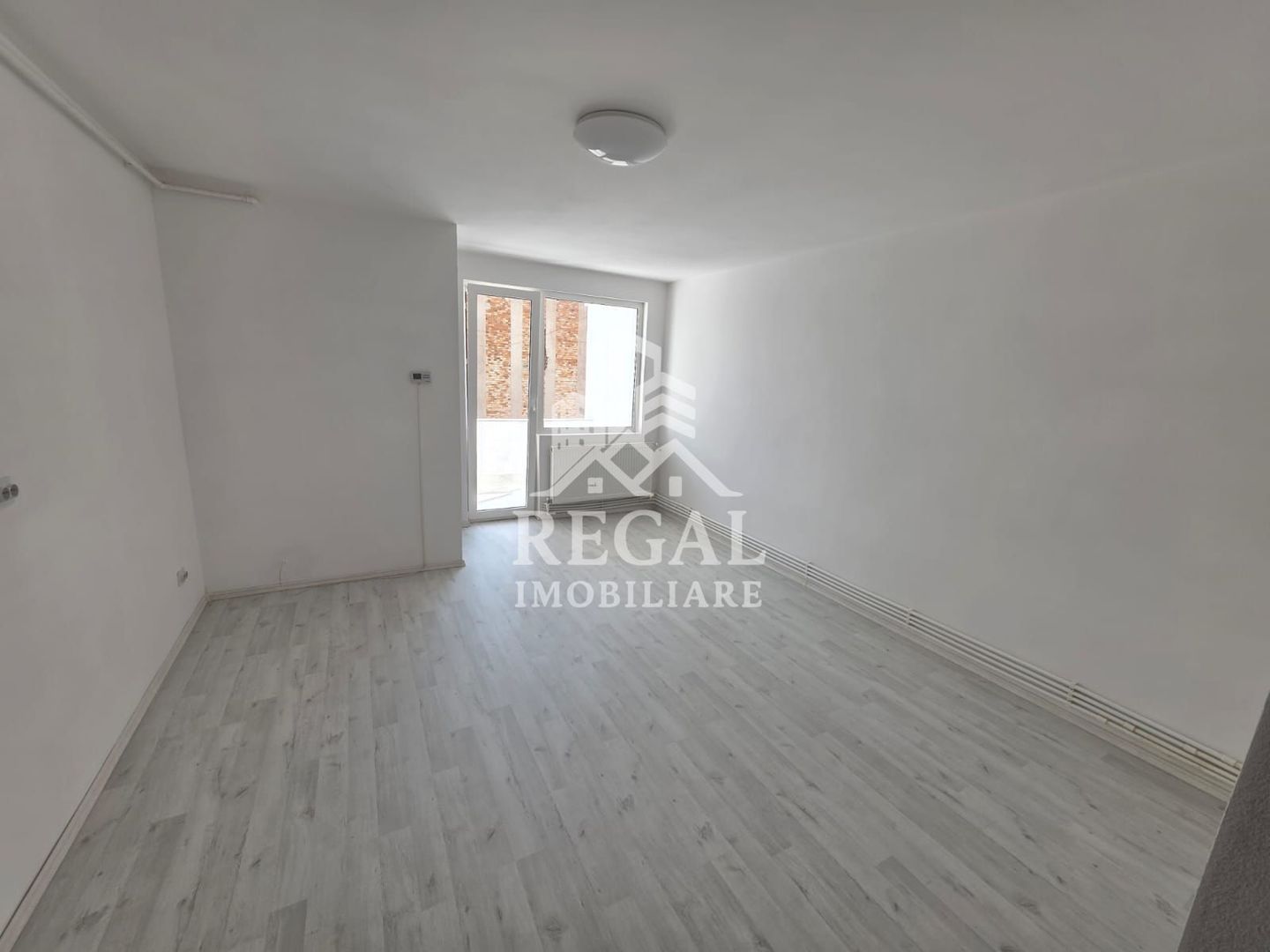 PRET NOU: Garsonieră 28 mp + balcon – zona M4 – etaj 1 - Poză 1