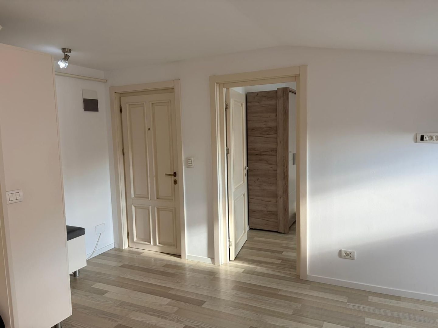 Apartament 70.55 mp, complet mobilat, ultimul nivel + balcon 7.87mp - Poză 4