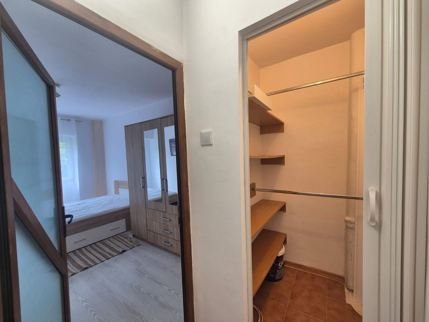 Intrare  Răcădău, apartament mobilat, liber la vânzare, însorit - Poză 3