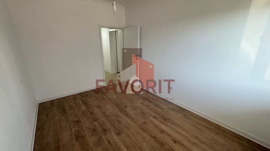 Bucatarie inchisa. 2 bai. Spatiu de depozitare in Pod. - Poză 11