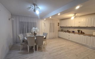 Vilă spațioasă de vânzare în sat Carlig, ideală pentru două familii - Poză 8