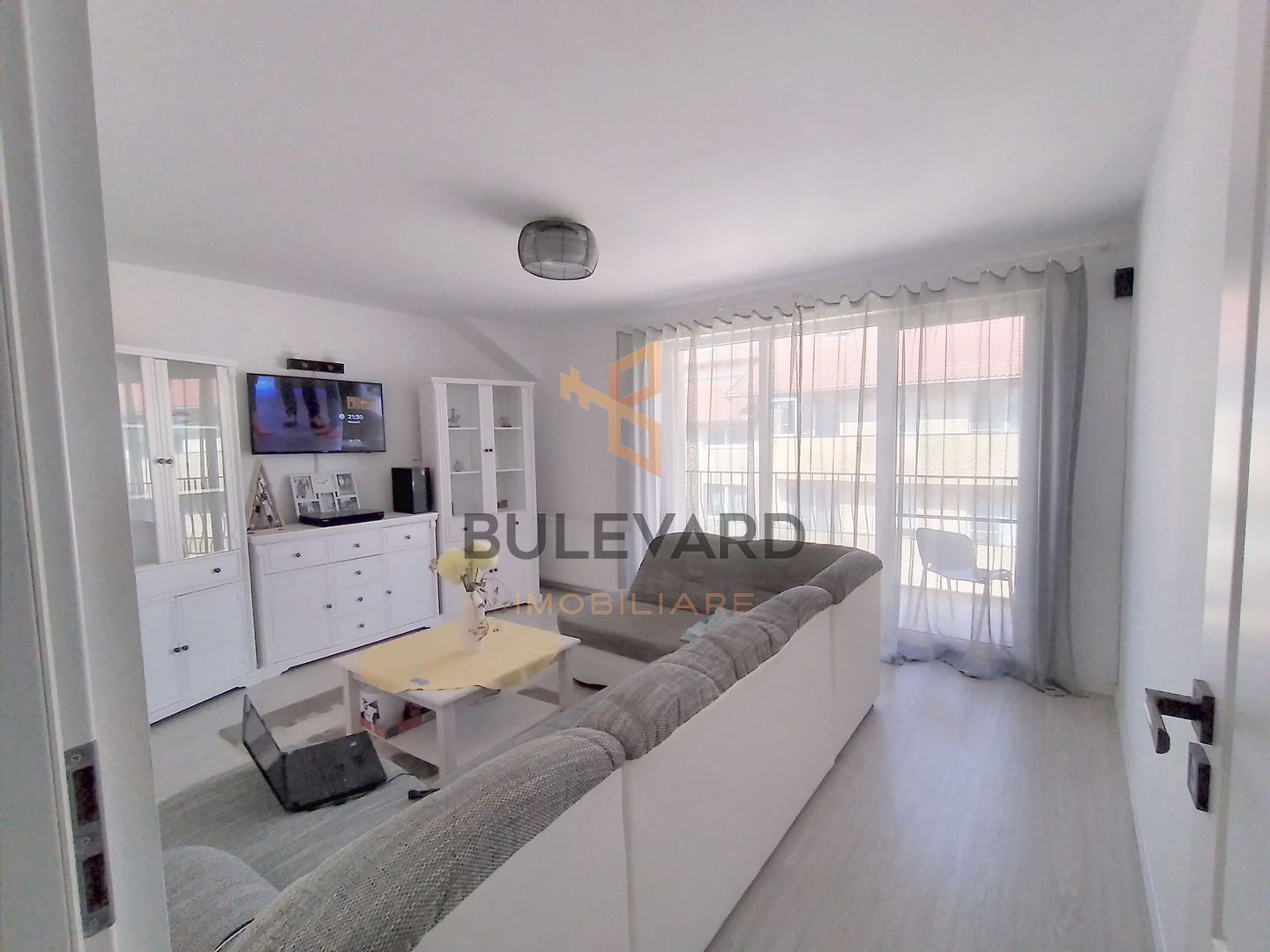 Apartament cu 2 camere decomandate, zona strazii Florilor! - Poză 1