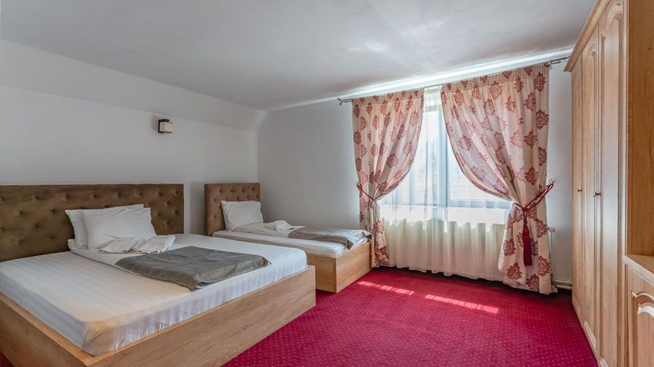 Pensiune Rosenau de vânzare - Afacere la cheie lângă Cetatea Râșnov - Poză 26