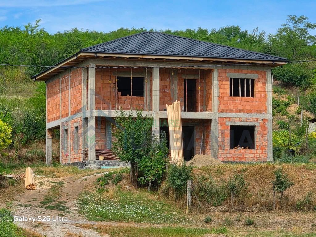 Casă de vânzare cu teren de 1200 mp în Horlești, zona Roșu - Poză 2
