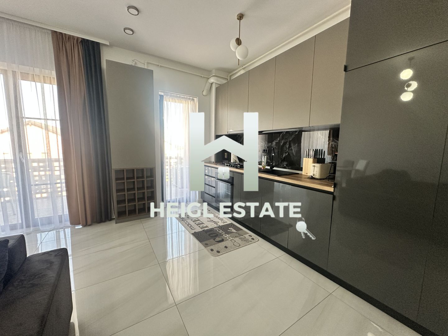 Heigl Estate vă propune spre închiriere un apartament cu 2 camere si piscina - Poză 1