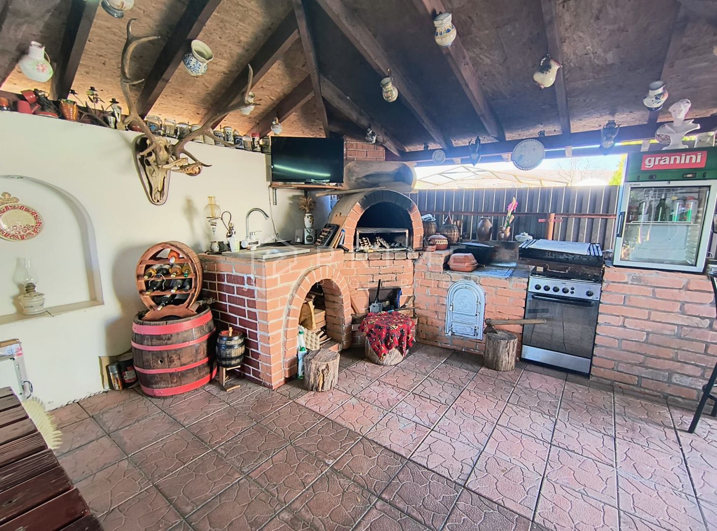 Casa perfectă pentru familie – curte, foișor cu grătar și garaj triplu - Poză 32