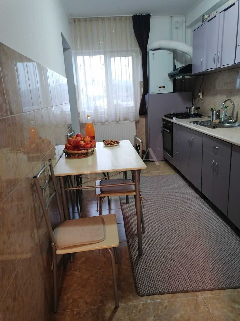 Apartament 70 mp, scara interioară, curte, parcare și boxă, mobilat. - Poză 2