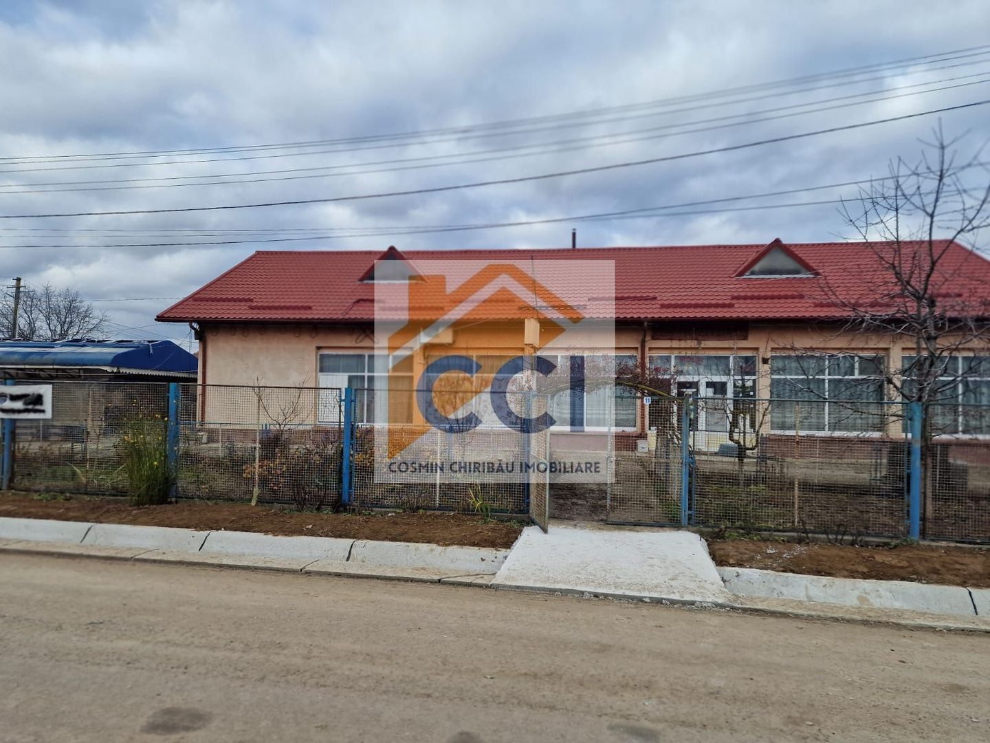 Se oferă spre vânzare / închiriere clădire cu spațiu comercial - Poză 2