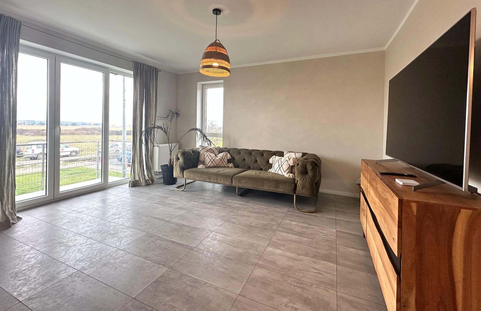Apartament 2,5 camere chic cu grădină balcon vitrat și mobilier premium - Poză 2