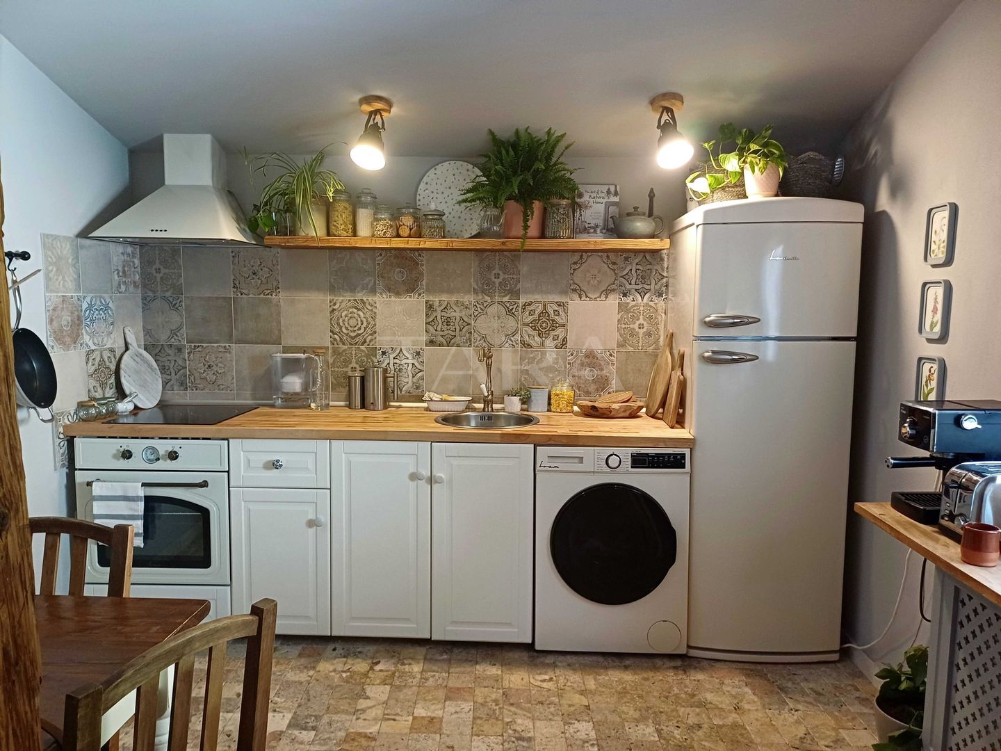 Casă renovată, cu terasă și grădină, în zonă Centrala - Poză 4