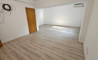 Închiriez apartament 2 camere, nemobilat, ultracentral - Poză 1
