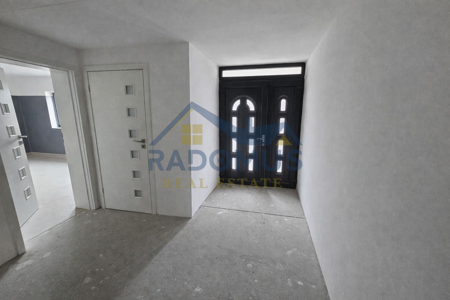 Vila Tătărani - 280 mp utili - 500 mp Teren - 8 Camere + 4 Băi - Poză 2