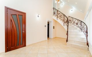 Se oferă spre închiriere casă în centrul orașului, ideală pentru birouri, clinică sau centru educați - Poză 2