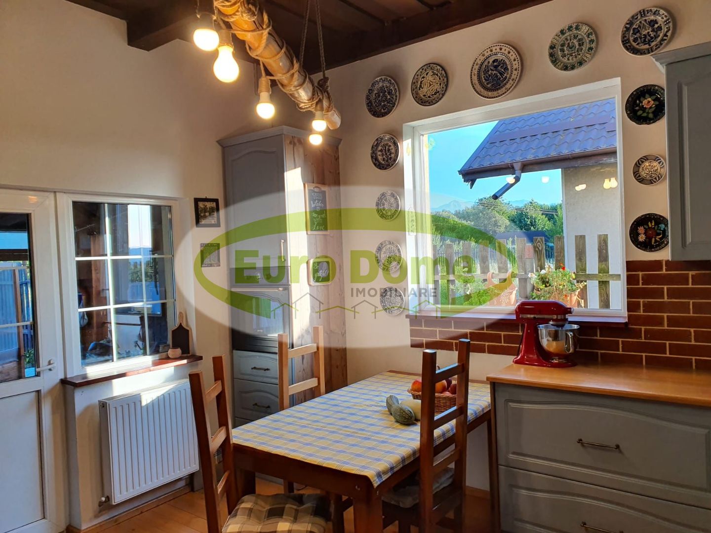 Casa primitoare, curte si gradina, priveliste frumoasa catre munti. - Poză 6