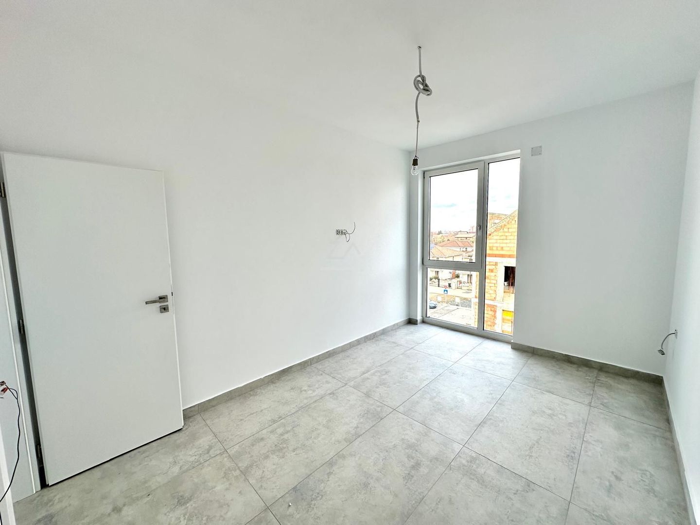 Bloc finalizat. Balcon mare. Loc de parcare. - Poză 6