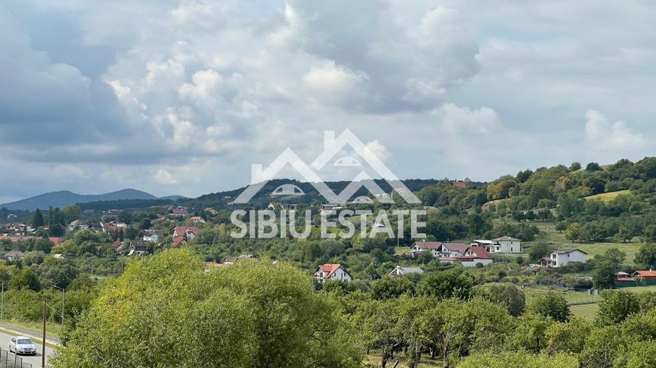 Vila spațioasa cu priveliște superbă spre cetatea Cisnadioarei - Poză 6