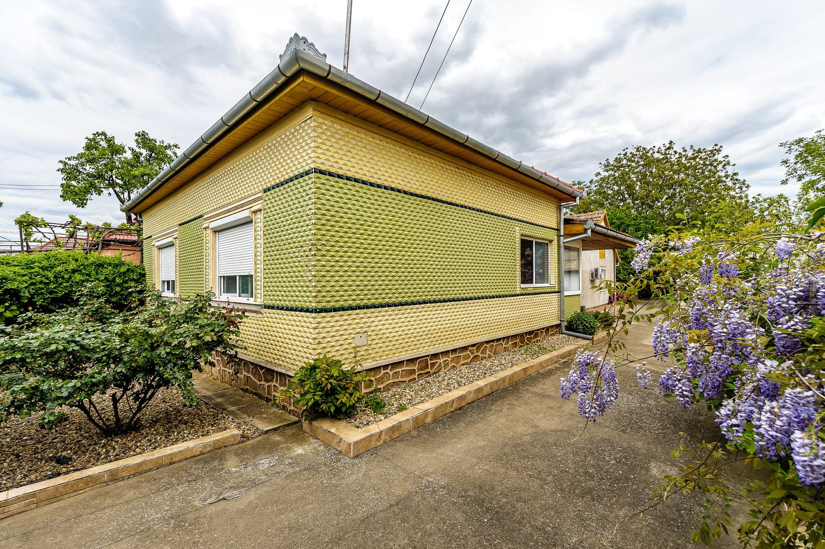 Casă cu teren de 1440 mp în Aradul Nou. Str Molidului. - Poză 1