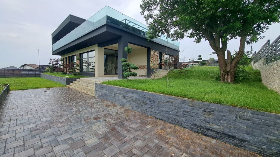 Vilă modernă premium cu piscină interioară, teren 1200 mp și panoramă - Poză 1