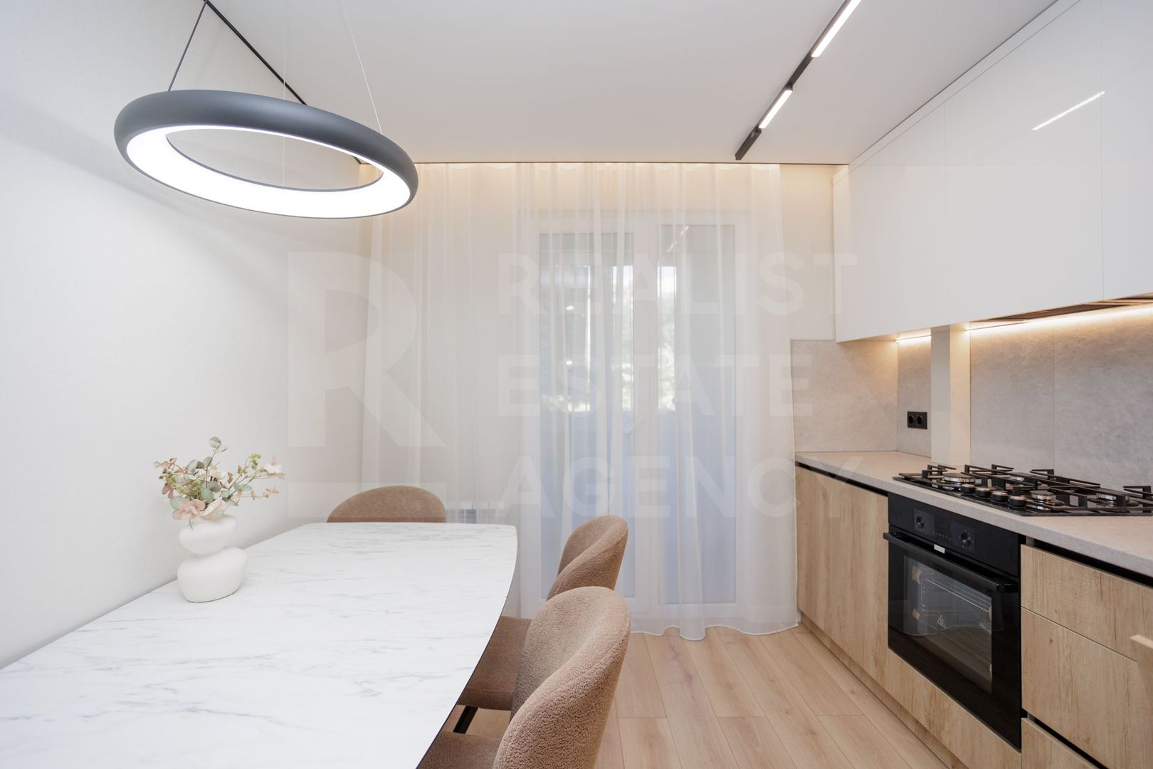 Vânzare, apartament 3 camere + living 71 mp, str. Cornului, Buiucani - Poză 1