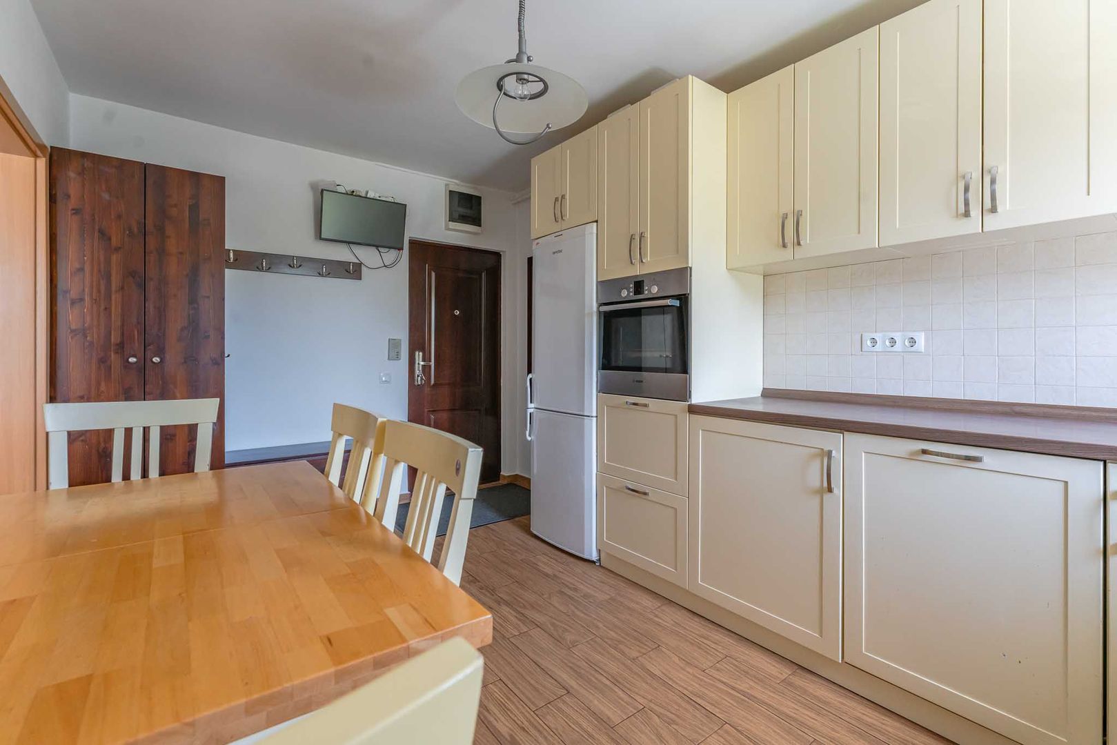 Apartament mobilat si utilat cu loc de parcare - Poză 2