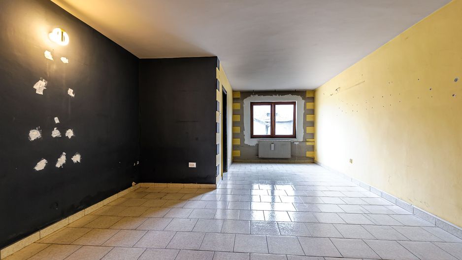 Imobil spațiu comercial și 11 apartamente - Poză 11