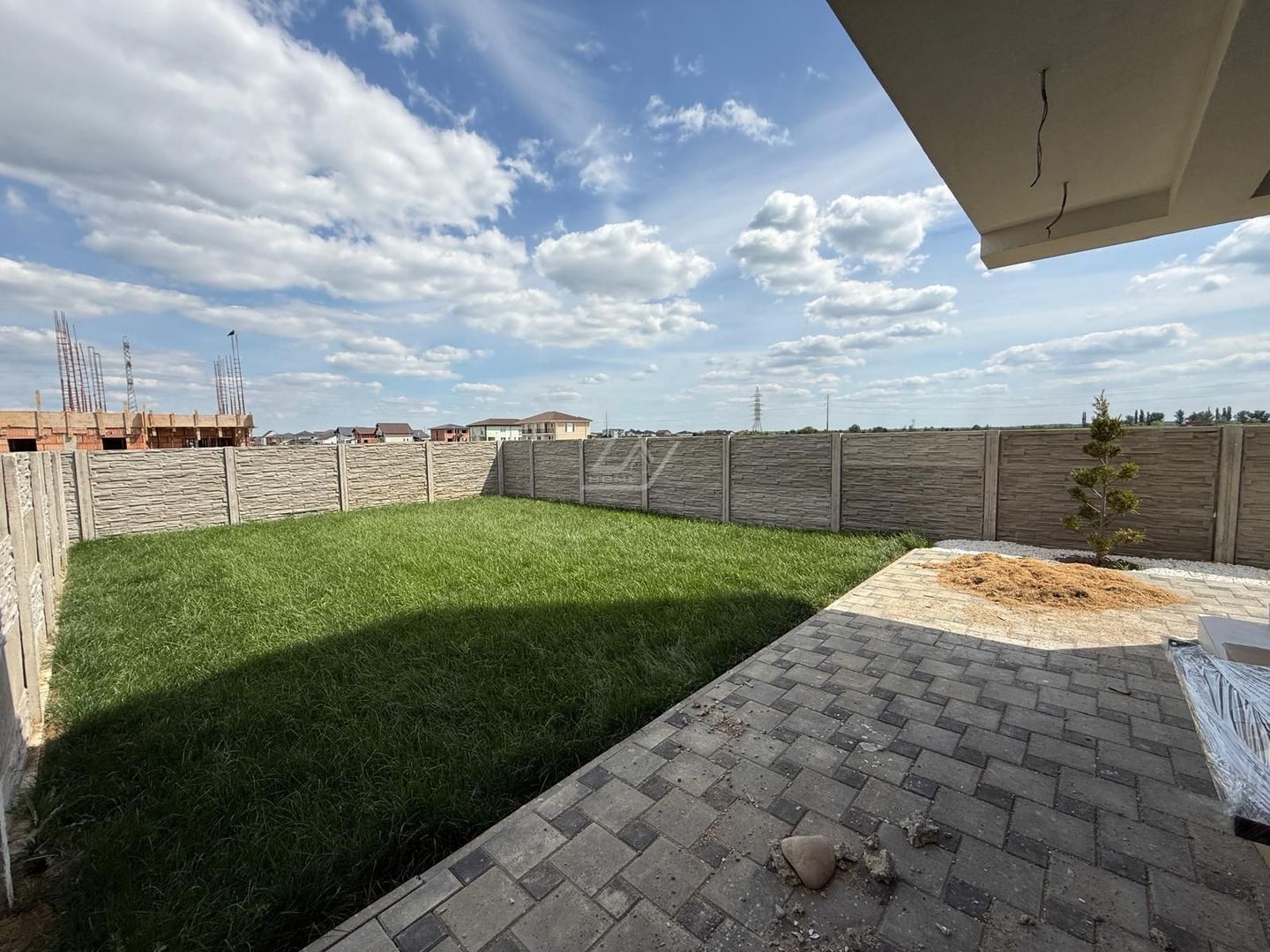 Duplex finalizat despartit prin camera tehnica. 3 dormitoare. 2 balcoane. - Poză 19