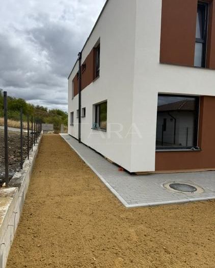 Duplex cu 4 camere, mansardă și curte proprie, zona Iris - Poză 1