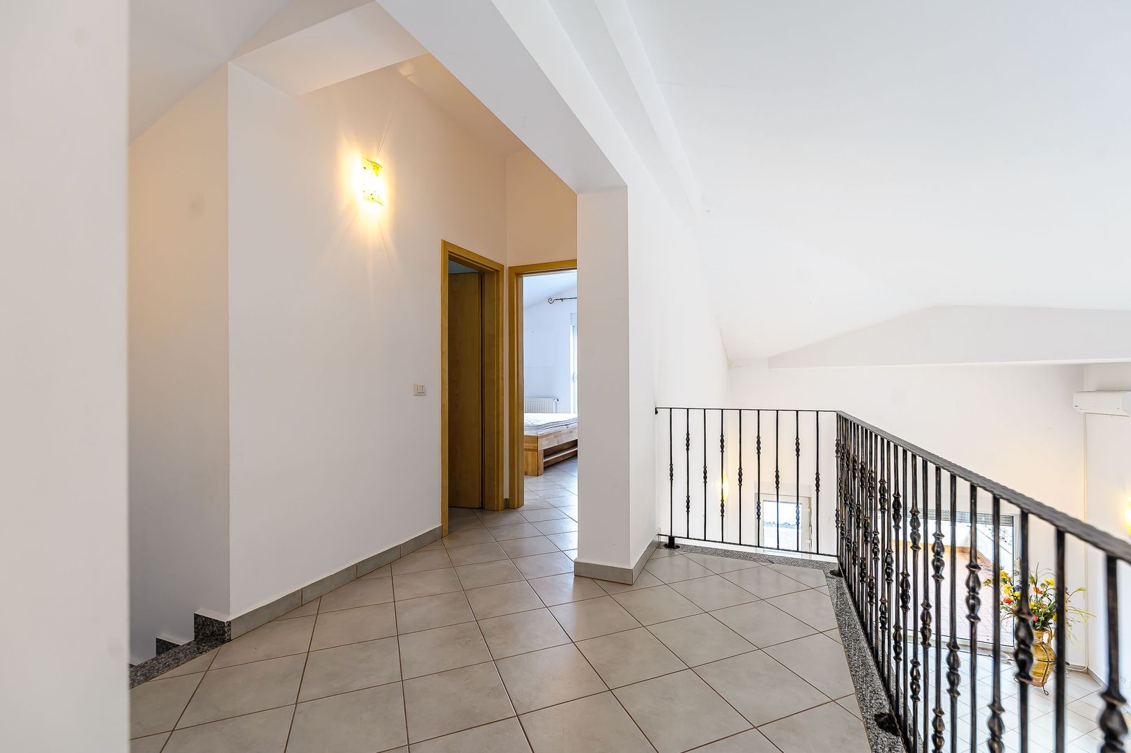 Casă frumoasă și plină de lumină. - Poză 5